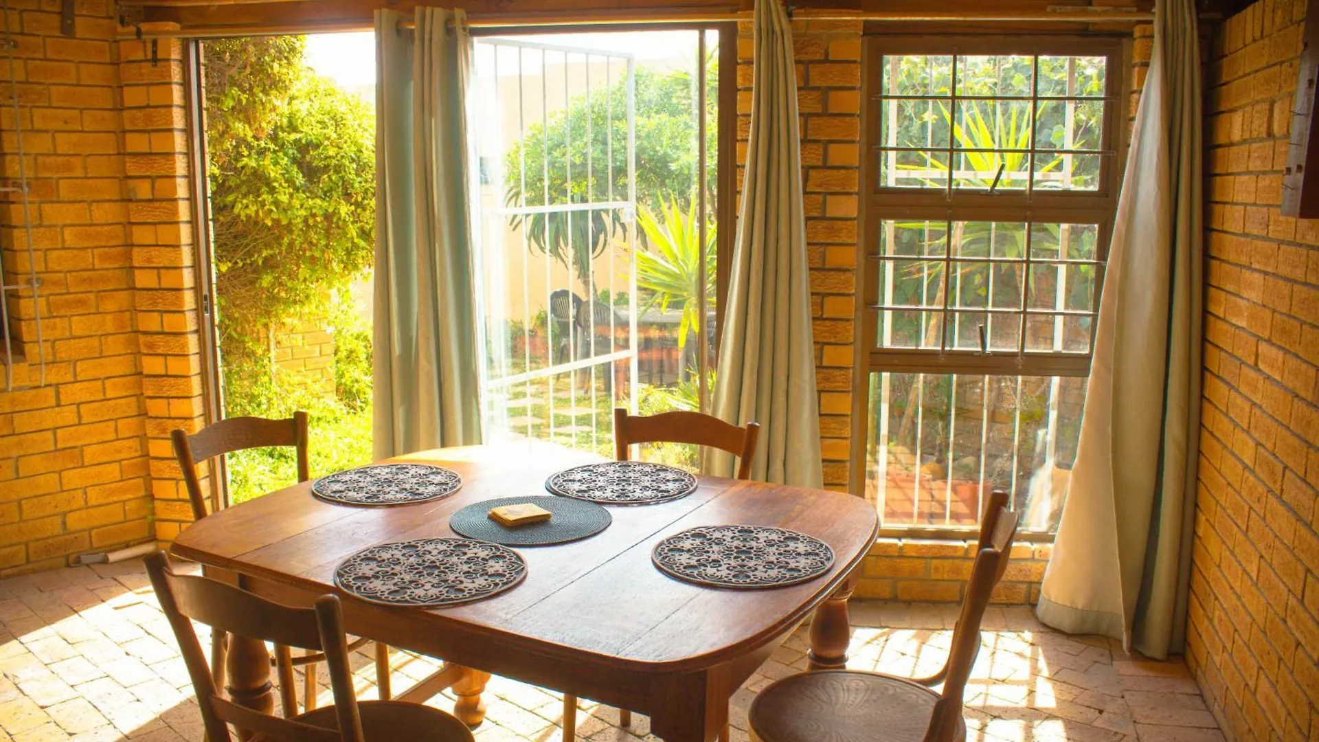 Guest house 14 Penguin Place, Melkbosstrand